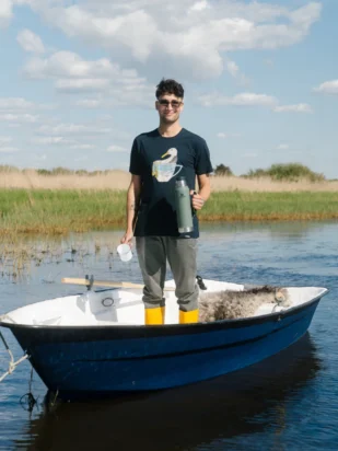 Lakor Seagull in a cup t-shirt blueberry